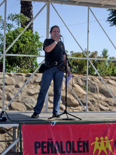 karen dictando charla a público en parque de Peñalolén, charla gratuita de tenencia responsable de animales
