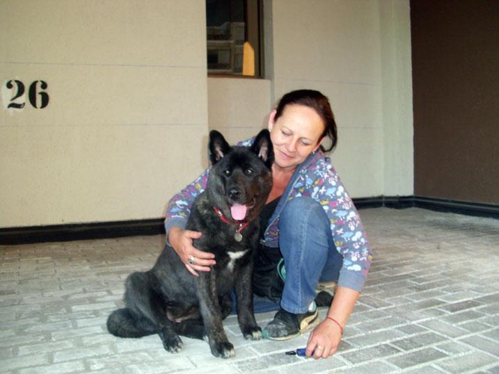 entrenadora junto a un akita