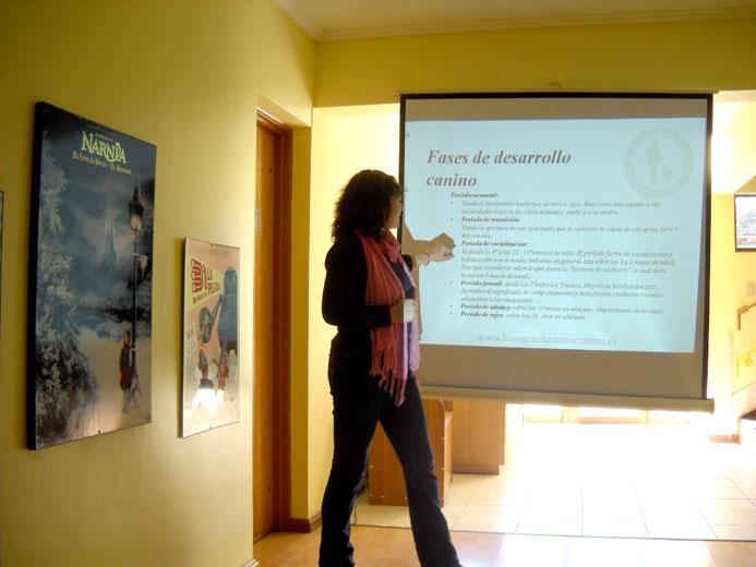 charla dictada por karen lorca a la fundación rescatistas de perros UAPAS