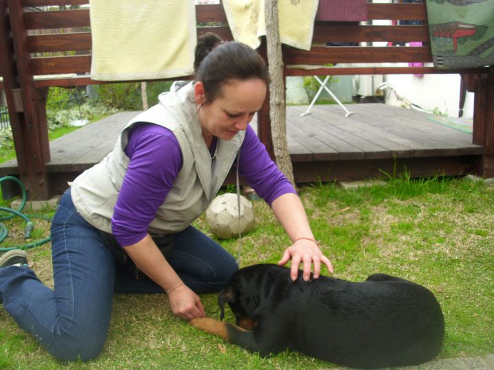 entrenadora junto a un cachorro de rottweiler