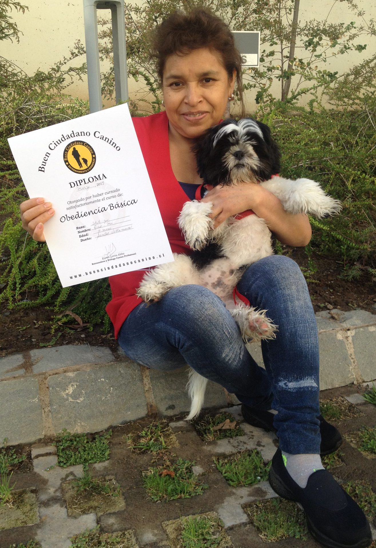 dueña de tao (shitzu) con su Diploma final del curso