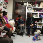 Charla de tenencia responsable en Petshop La casa de mi mascota. imagen de dueños con sus perritos