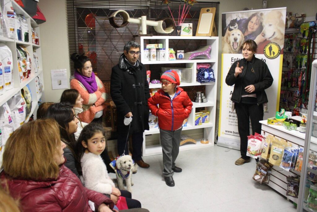 Charla de tenencia responsable en Petshop La casa de mi mascota. Karen hablando frente al publico